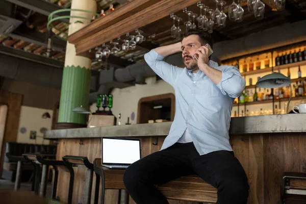 Restaurante, café, bar fechado devido a COVID-19 ou bloqueio surto Coronavirus, estressado proprietário de pequenas empresas tentando encontrar solução — Fotografia de Stock