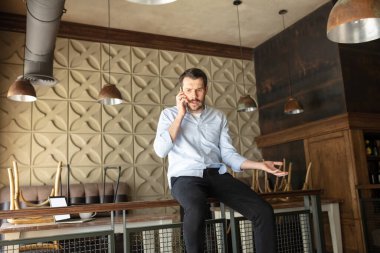 Restoran, kafe, bar COVID-19 ya da Coronavirus salgını nedeniyle kapalı. Çözüm bulmaya çalışan küçük işletmelerin sahibi.