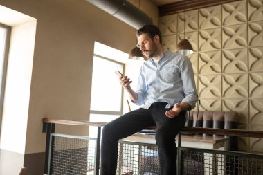 Restoran, kafe, bar COVID-19 veya Coronavirus salgını nedeniyle kapalı. Çözüm bulmaya çalışan küçük işletme sahibi, yardıma ihtiyacı olan...