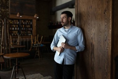 Kamu kurumları COVID-19 veya Coronavirus salgını nedeniyle kapatıldı, kafesinde tek başına küçük işletme sahibi olmanın stresi, umutsuzluk