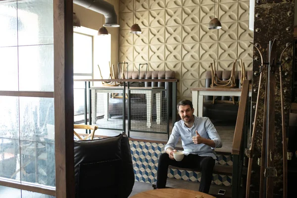 Małe przedsiębiorstwo zamknięte z powodu wybuchu epidemii COVID-19 lub epidemii Coronavirus, biznesmen sam w swojej restauracji, kawiarnia, bar pijący kawę — Zdjęcie stockowe