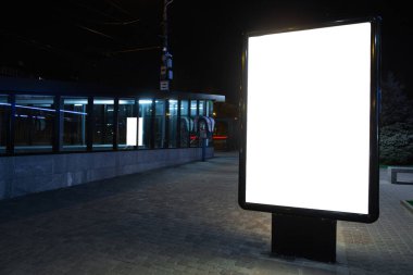 Şehirdeki reklam için boş şehir ışığı, metin, resim ve tasarım için telif alanı