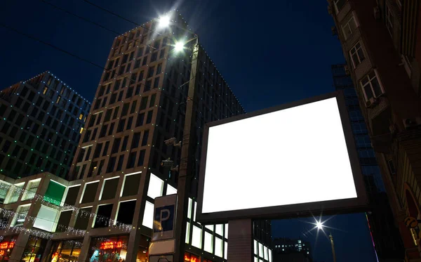 Cartelera en blanco para la publicidad en la ciudad alrededor, copyspace para su texto, imagen, diseño —  Fotos de Stock