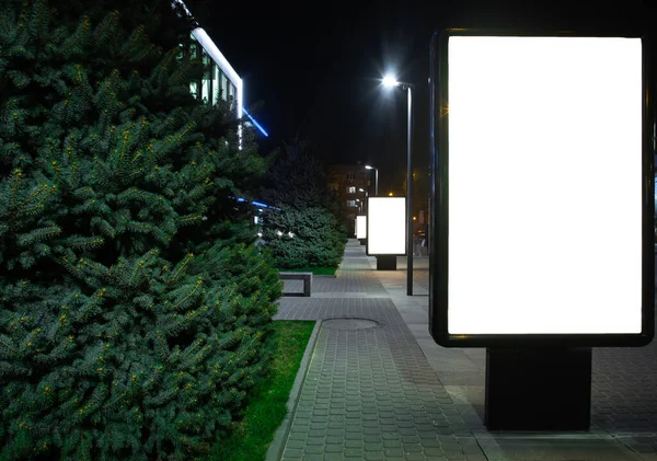 Luz de la ciudad en blanco para la publicidad en la ciudad alrededor, copyspace para su texto, imagen, diseño —  Fotos de Stock