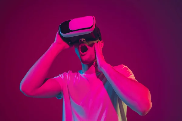 코카서스 사람들의 초상화 네온 빛의 핑크 - 보라색 스튜디오 배경에 분리 , VR 헤드 셋 과 재생 — 스톡 사진