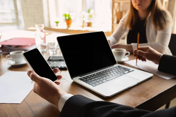 Großaufnahme von kaukasischen männlichen Händen, die im Büro, Geschäft, Menschen arbeiten — Stockfoto