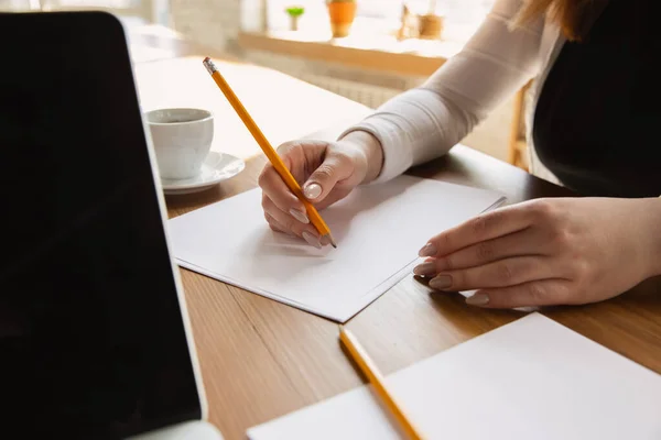 Gros plan des mains féminines caucasiennes, travaillant dans le bureau, les affaires, les gens — Photo