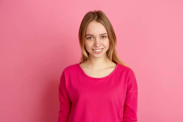 Kaukasische junge Frauen monochromes Porträt auf rosa Studiohintergrund, emotinal und schön — Stockfoto