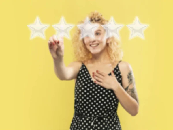Vrouw aanraken van vijf sterren symbool om de beoordeling van bedrijf, app of dienst te verhogen — Stockfoto