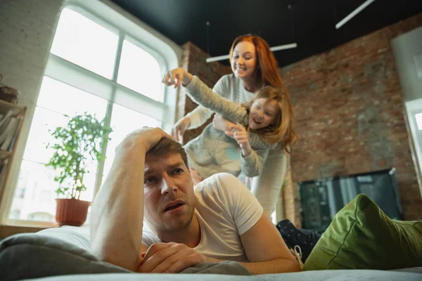 Familie brengen leuke tijd samen thuis, ziet er gelukkig en vrolijk, vechten met kussens — Stockfoto