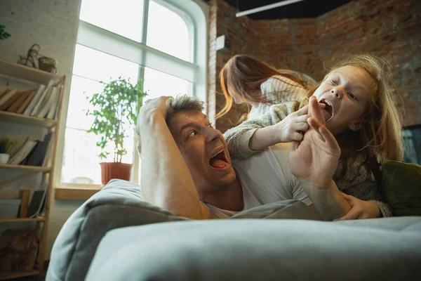 Familie verbringt schöne Zeit zu Hause, sieht glücklich und fröhlich aus, legt sich zusammen — Stockfoto