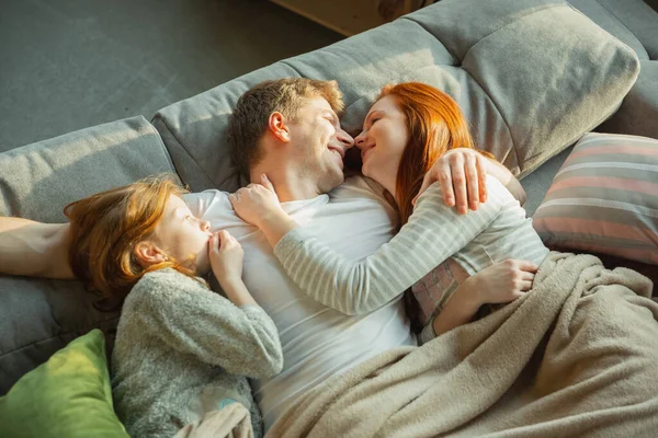 Familie verbringt schöne Zeit zu Hause, sieht glücklich und fröhlich aus, legt sich zusammen — Stockfoto