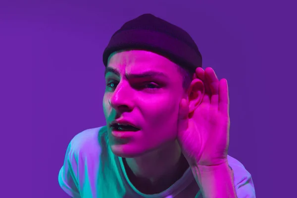Potret manusia kaukasia terisolasi di latar belakang studio ungu dalam cahaya neon — Stok Foto