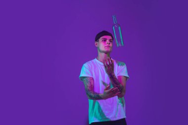 Beyaz adam portresi mor stüdyo arka planında neon ışıkta izole edilmiş.