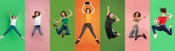 Jovens pessoas emocionais pulando alto, olhar feliz e alegre em fundo multicolorido — Fotografia de Stock