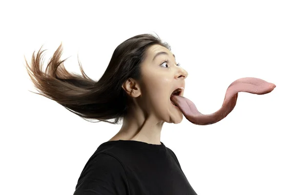 Улыбающаяся девушка открывает рот и показывает длинный большой гигантский язык, изолированный на белом фоне, сумасшедший и привлекательный — стоковое фото