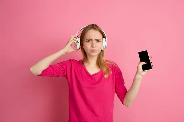 Branco jovem mulher monocromático retrato sobre rosa estúdio fundo, emotinal e bonito — Fotografia de Stock