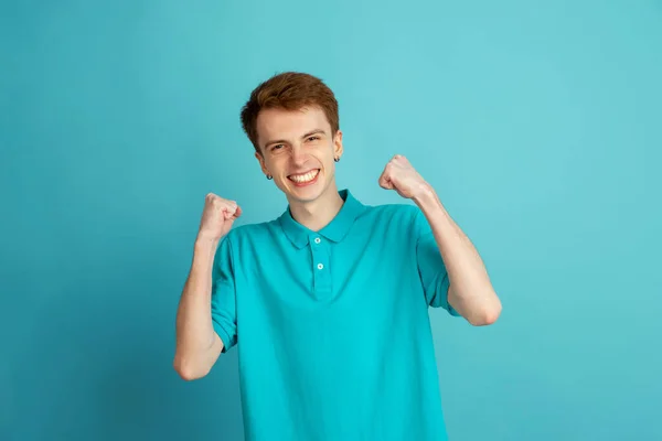 Caucásico joven mans monocromo retrato sobre fondo estudio azul, emotinal y hermoso — Foto de Stock