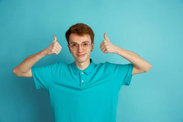 Caucásico joven mans monocromo retrato sobre fondo estudio azul, emotinal y hermoso — Foto de Stock