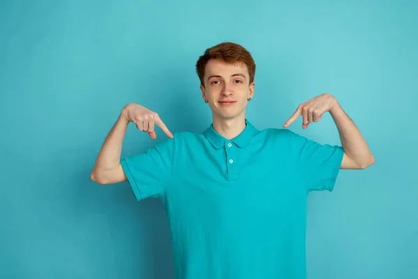 Caucasien jeunes hommes portrait monochrome sur fond bleu studio, émotionnel et beau — Photo