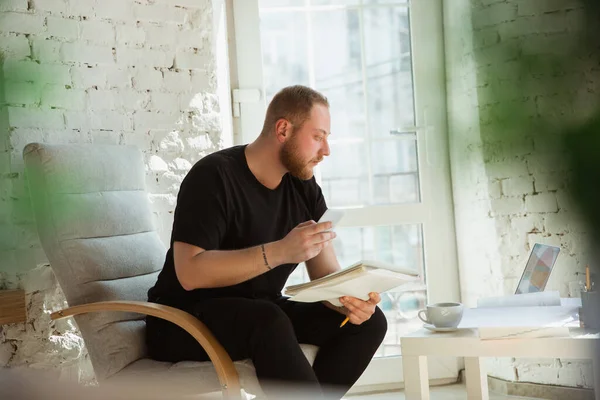 Joven que estudia en casa durante cursos en línea para gerentes, vendedores, compradores — Foto de Stock