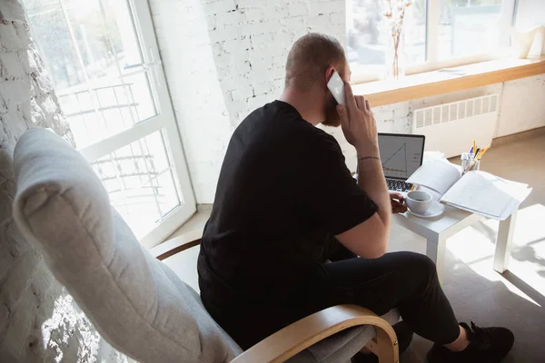 Joven estudiando en casa durante cursos en línea para analíticos, financieros, economistas — Foto de Stock