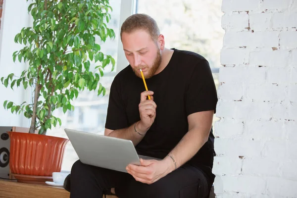 Joven estudiando en casa durante cursos en línea para ingenieros, médicos, ecologistas — Foto de Stock