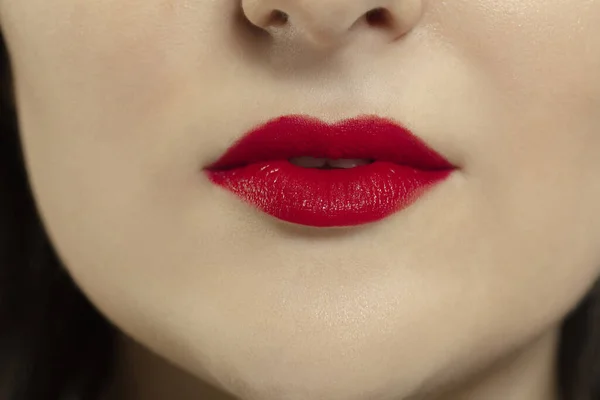 Close-up boca feminina com lábios brilhantes brilho vermelho make-up. Cosmetologia, odontologia e cuidados de beleza, emoções — Fotografia de Stock