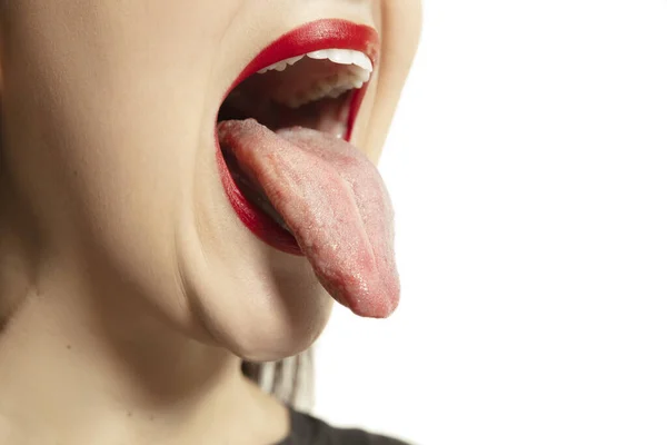 Glimlachend meisje opent haar mond met rode lippen en toont de lange grote reuzentong geïsoleerd op witte achtergrond, gek en aangetrokken, close-up — Stockfoto