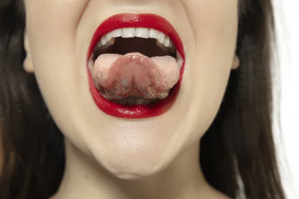 Chica sonriente abriendo la boca con labios rojos y mostrando la larga lengua gigante aislada sobre fondo blanco, loca y atraída, de cerca —  Fotos de Stock