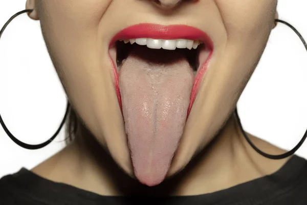 Ragazza sorridente che apre la bocca con le labbra rosse e mostra la lunga lingua gigante isolata su sfondo bianco, pazza e attratta, da vicino — Foto Stock