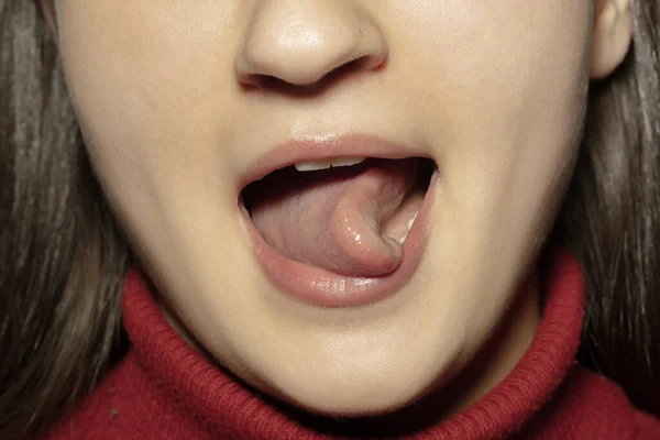 Close-up boca feminina com lábios naturais nua brilho make-up. Cosmetologia, odontologia e cuidados de beleza, emoções, saliente a língua, diversão — Fotografia de Stock