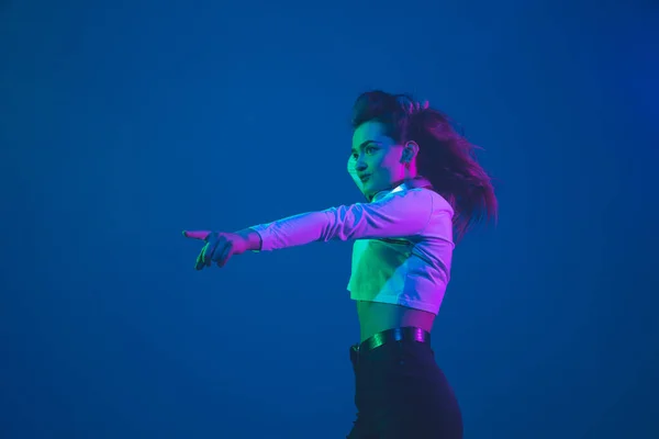 Blanke vrouwen portret geïsoleerd op blauwe studio achtergrond in roze-groen neon licht, stijlvol en mooi — Stockfoto