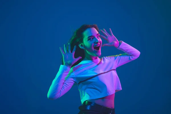 Blanke vrouwen portret geïsoleerd op blauwe studio achtergrond in roze-groen neon licht, stijlvol en mooi — Stockfoto