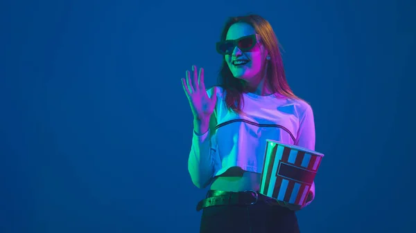 Blanke vrouwen portret geïsoleerd op blauwe studio achtergrond in roze-groen neon licht, stijlvol en mooi, bioscoop concept — Stockfoto