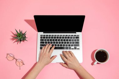 Kullanılan aygıtlar, üst görünümde aygıt, kopyalanmış boş ekran, minimalist biçim