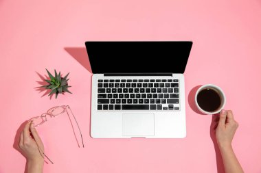 Kullanılan aygıtlar, üst görünümde aygıt, kopyalanmış boş ekran, minimalist biçim