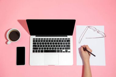 Kullanılan aygıtlar, üst görünümde aygıt, kopyalanmış boş ekran, minimalist biçim