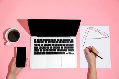 Kullanılan aygıtlar, üst görünümde aygıt, kopyalanmış boş ekran, minimalist biçim