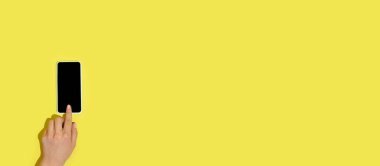 El aletleri, aygıtlar üst görünümde, boş ekran kopyalanmış, minimalist stil, el ilanı