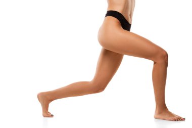 Beyaz arka planda izole edilmiş güzel kadın bacakları. Güzellik, kozmetik, spa, tüy dökücü, tedavi ve fitness konsepti, eğitim, iş başında