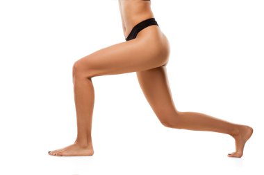 Beyaz arka planda izole edilmiş güzel kadın bacakları. Güzellik, kozmetik, spa, tüy dökücü, tedavi ve fitness konsepti, eğitim, iş başında