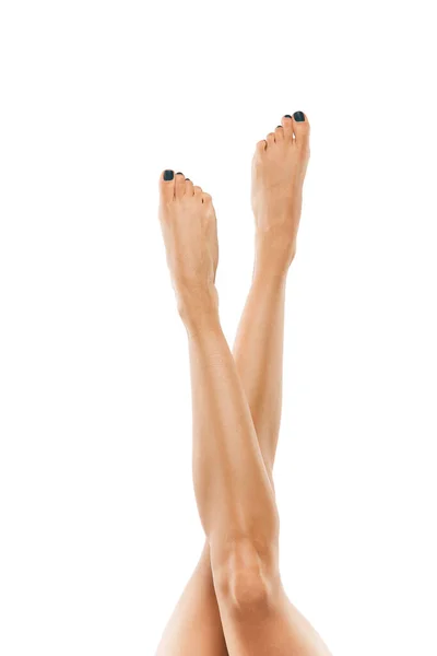 Vackra kvinnliga ben isolerade på vit bakgrund. Skönhet, kosmetika, spa, hårborttagning, behandling och fitness koncept, sensuell posering — Stockfoto