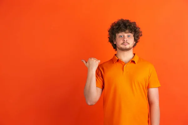 Valkoihoinen nuoret miehet yksivärinen muotokuva oranssi studio tausta — kuvapankkivalokuva