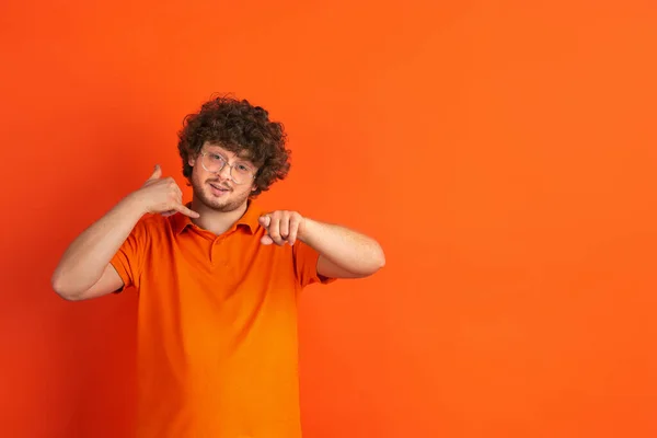 Branco jovem mans monocromático retrato no laranja estúdio fundo — Fotografia de Stock