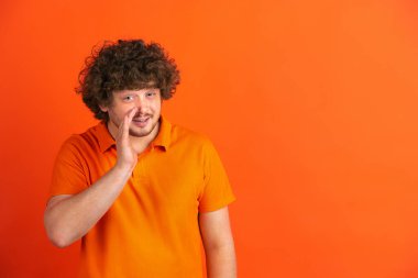 Kafkas genç adam portresi turuncu stüdyo arka planında