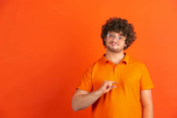 Branco jovem mans monocromático retrato no laranja estúdio fundo — Fotografia de Stock