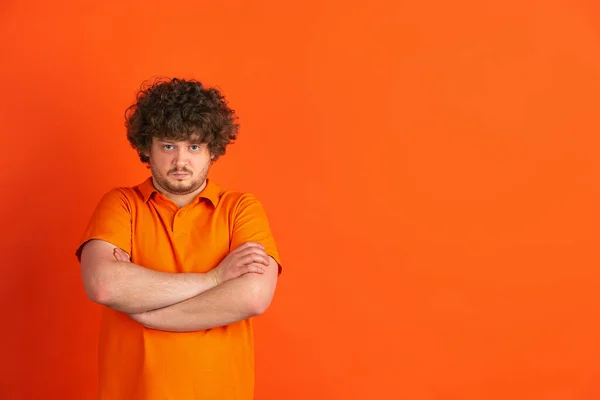 Branco jovem mans monocromático retrato no laranja estúdio fundo — Fotografia de Stock