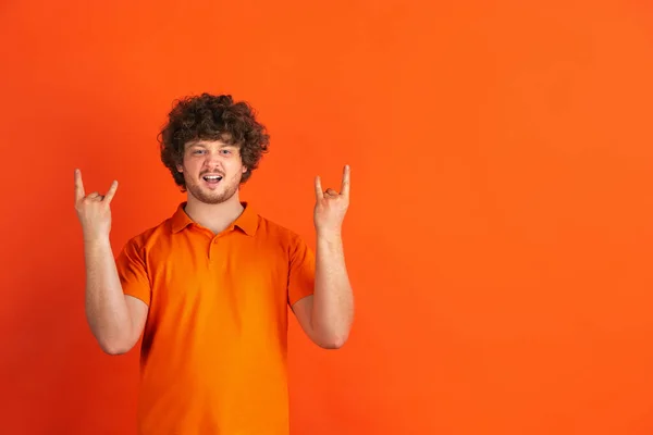 白人若いです男モノクロームポートレート上のオレンジスタジオ背景 — ストック写真