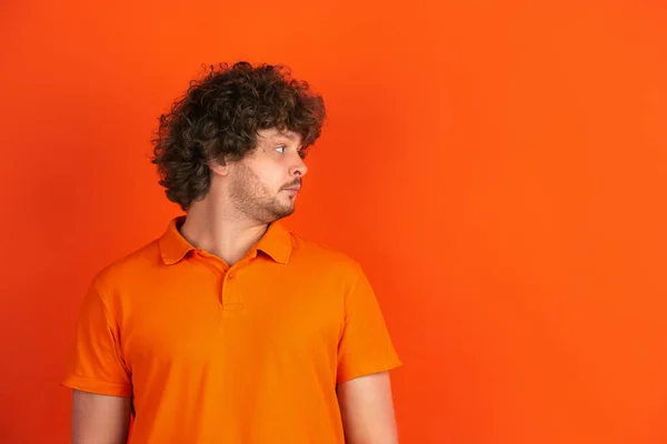 Branco jovem mans monocromático retrato no laranja estúdio fundo — Fotografia de Stock